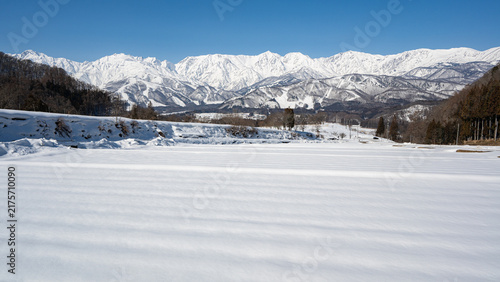 Obraz na płótnie 雪が積もった北アルプスの山並み 日本の冬景色