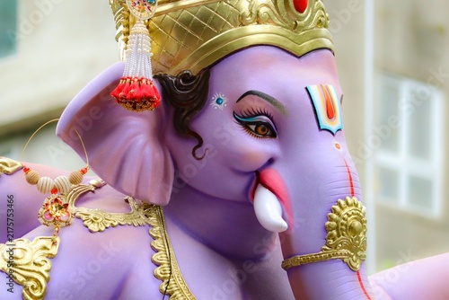 Quadro su tela Colorful Lord Ganesha Statue Adorned with Traditional Gold Ornaments – Hindu God