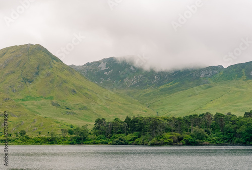 Konstfotografi Pollacapall Lough surrounded by green hills and rugged mountains in the scenic Connemara landscape of western Ireland - County Galway, Ireland - 31 August 2026
