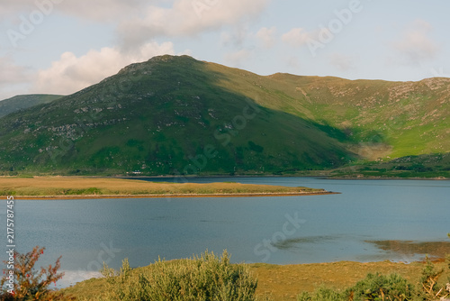 Foto Scenic view of Clew Bay and the coastal village of Murrisk, surrounded by green hills and mountains along Ireland Wild Atlantic Way - County Mayo, Ireland - 31 August 2026