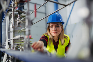 Stickers Chambre d’enfants Woman technician checking industrial system during routine maintenance.  © Halfpoint
