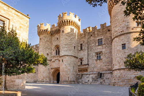 Cuadro en lienzo Low-angle and wide view of the Palace of the Grand Master of the Knights of Rhodes in the Old Town of Rhodes, Greece