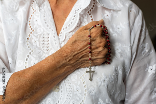 Foto Faithful devotion with rosary beads