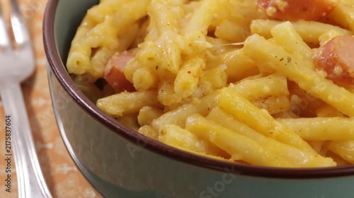 Macaronis crémeux aux saucisses fumées, en gros plan