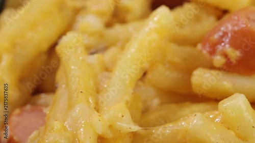 Macaronis crémeux aux saucisses fumées, en gros plan