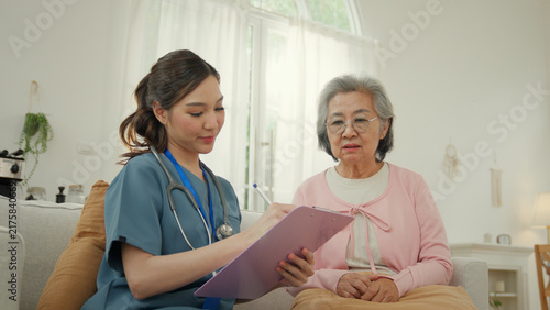 фотографія Caregiver nursing home elderly care support in bright home setting, nurse consul