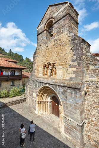 Fotografía Romanesque chapel facade of Santa Maria de Piasca