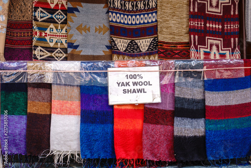Népal. Central. Katmandou. Vallée de  Katmandou. Étal d'écharpes en laine de yak // Nepal. Central. Kathmandu. Kathmandu Valley. A stall selling yak-woolle scarves