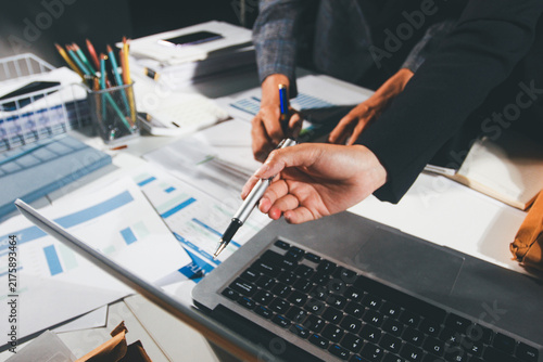 Foto Professional photo of a person's hands reviewing a contract or legal document on