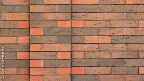Foto A section of modern brickwork with a variegated texture