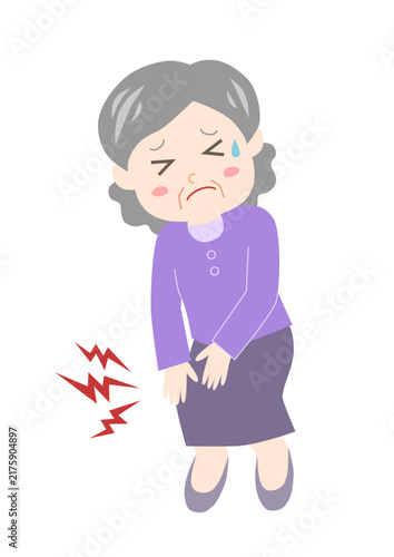 膝に手を当て痛みに苦しむシニア女性