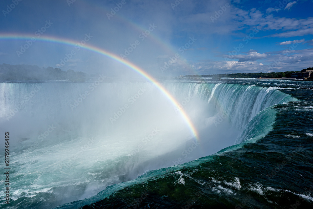 Obraz premium View of rainbow over Horseshoe Falls in Niagara Falls.