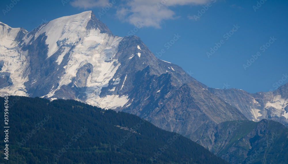 Obraz premium Snowy peak of Montblanc mountain 