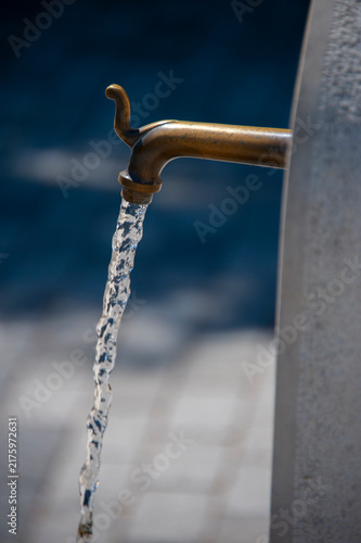 Canvas Print Water flowing from old brass street fountain tap