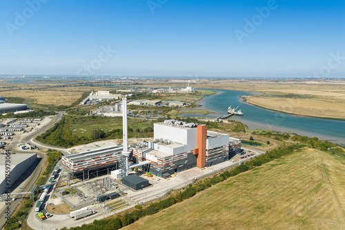 Foto Large Power Plant Facility Situated Near the Thames Estuary During a Bright Sunn