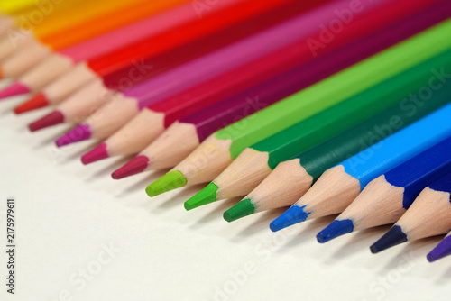 Foto New wooden colored pencils of rainbow colors, perfectly sharpened, lie on table