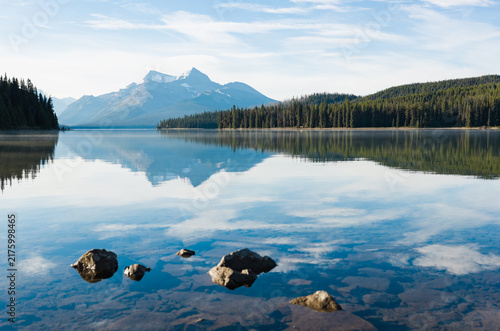 Foto Glassy reflection of mountains in clear lake