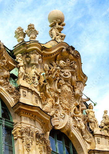 Cuadro en lienzo Tourists viewing stone reliefs and baroque architecture of Zwinger palace in Dre