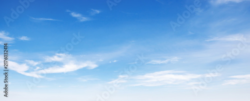 Принти на полотні Clear blue sky with wispy white clouds drifting gently