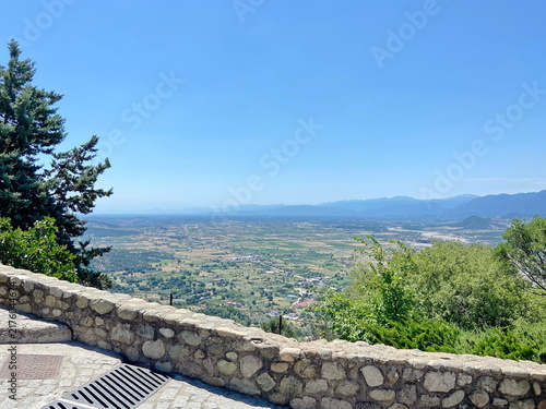 Foto View from the observation point of the Fanari castle of the boundless Thessaly plain surrounded by long mountain ranges on the horizon