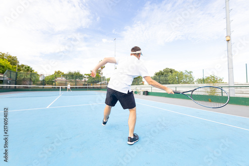 Cuadro en lienzo Male tennis player hitting forehand on blue court