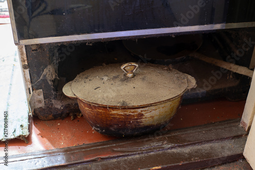 Foto Dusty pot hiding in a forgotten kitchen corner, showcasing layers of time and ne