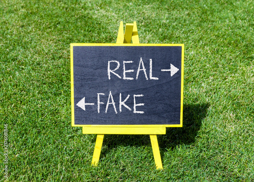 Canvastavla Real or fake words symbol