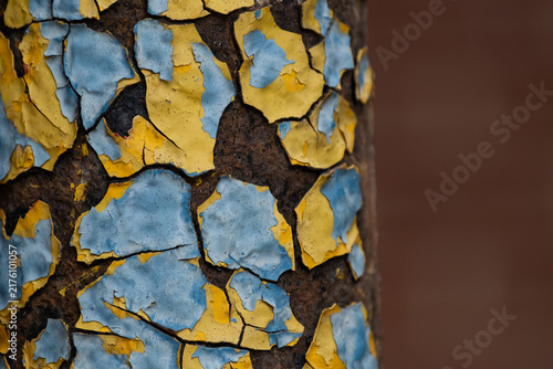 Obraz na płótnie Peeling blue and yellow paint on rusted old pipe