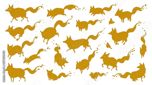 Fototapeta na wymiar Kolekcja złocistożółtych sylwetek lisów w dynamicznych pozach, takich jak skakanie i bieganie, przedstawiona na czystym białym tle jako zestaw ilustracji.