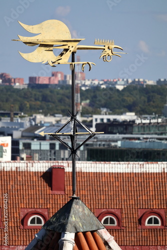 Foto Golden weather vane rooster on top of historical roof in Tallinn Old Town
