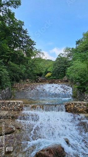 Photography 서울 아차산 계단식 돌둑과 돌담을 따라 시원하게 흘러내리는 계곡 물줄기 풍경