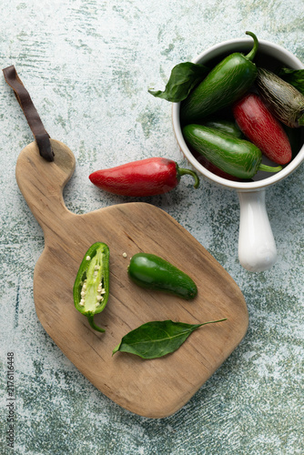 Fotografía Green and red jalapeno chili peppers in a white bowl