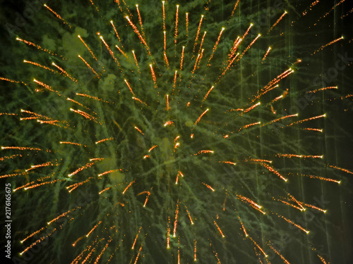 Obraz na płótnie Fogo de artifício sobre o céu noturno em meio a um evento festivo