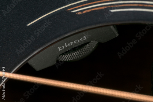 Fotografía アコースティックギター用プリアンプ／ピックアップシステムのサウンドホールに取り付けられた「blend」と書かれたブレンドコントローラー（ローレットダイヤル）