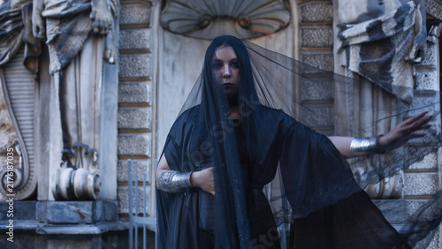 Foto Dark sorceress in flowing veil and silver bracers, gothic fantasy and magic ritual concept