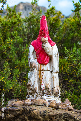 Foto Nazareno statue with capirote hood on mountainside