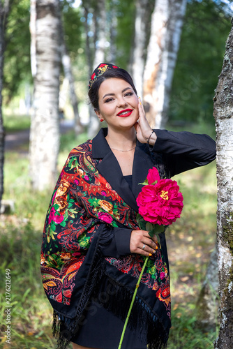 Fotografía Portrait of a smiling woman in traditional Russian headband and colorful shawl h