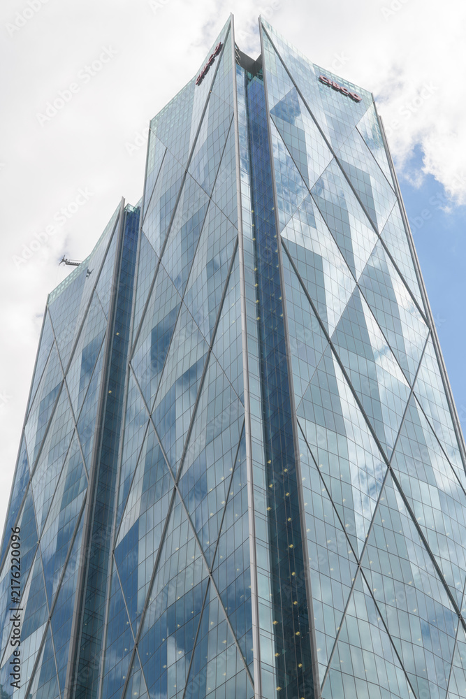 Obraz premium reflection of cloudy sky on the diamond pattern facades of CIBC Square (141, 81 Bay St), Toronto