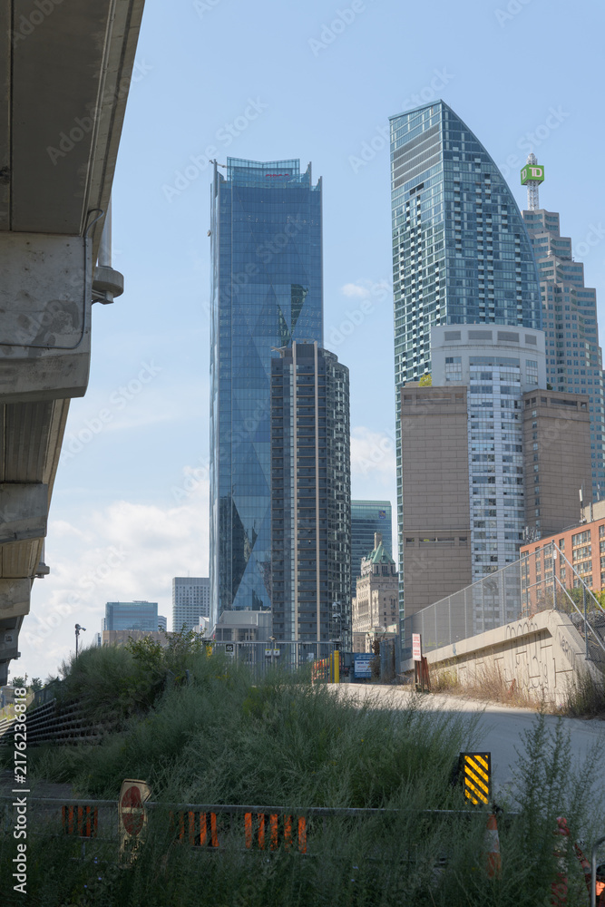 Obraz premium looking west north of both Gardiner Expressway and Lake Shore Blvd E from 14 Lower Jarvis St to modern office buildings and condominium complexes (CIBC Square, L-Tower), Toronto