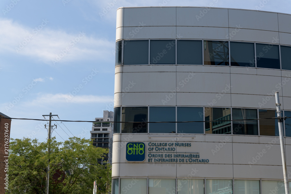 Obraz premium exterior building facade and sign of College of Nurses of Ontario located at 101 Davenport Rd, Toronto