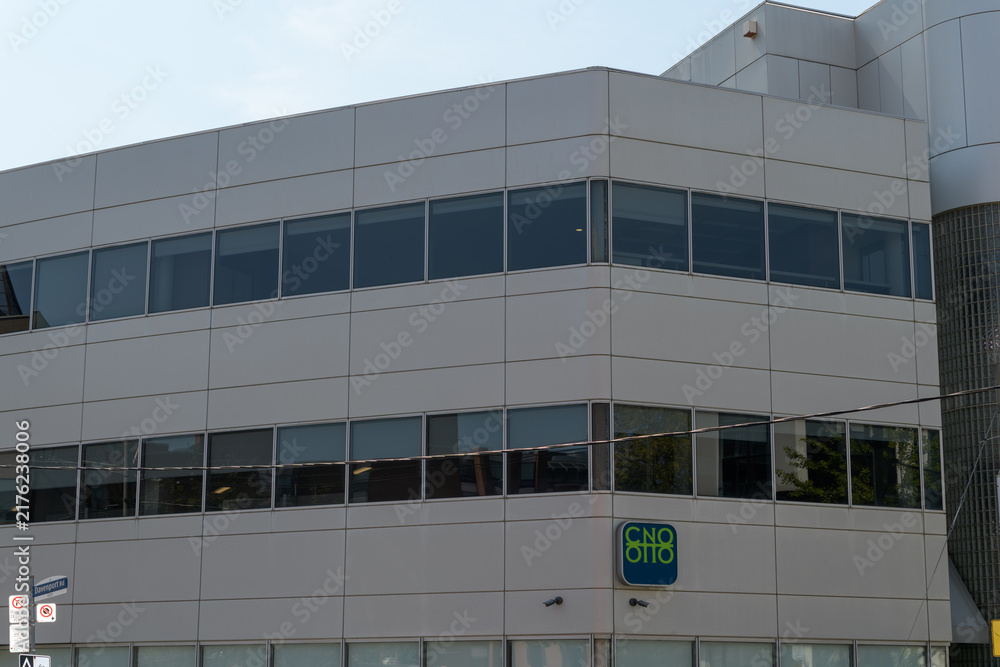 Obraz premium exterior building facade and sign of College of Nurses of Ontario/Ordre des infirmières et infirmiers de l’Ontario located at 101 Davenport Rd, Toronto