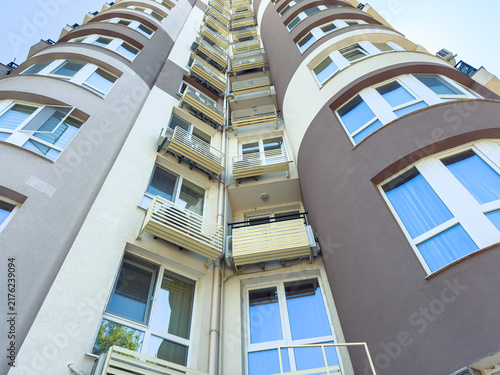 фотографія View of a tall residential building with balconies and windows during midday