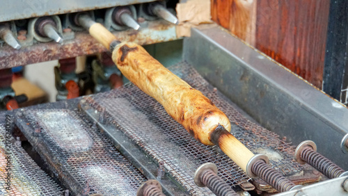 Fototapeta 焼き機の上で回転しながらこんがりと焼き上げられる竹ちくわ