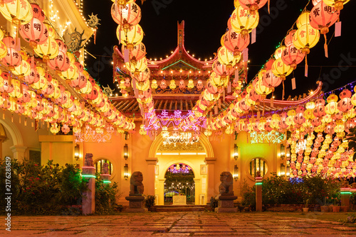 Quadro su tela entrance lit by rows of lanterns in Ji Le Temple, Penang