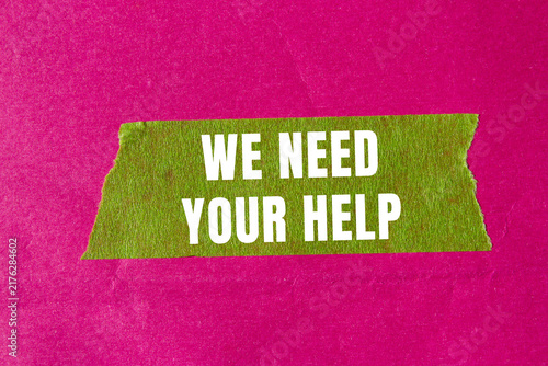 Foto We need your help message written on ripped torn paper background