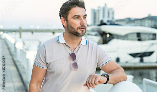 Cuadro en lienzo Pensive stylish man