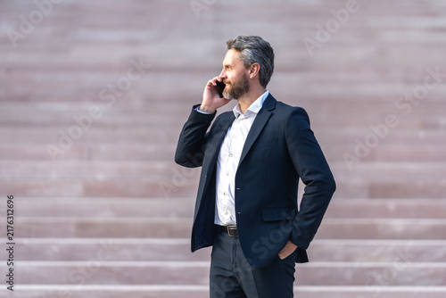 Canvastavla Businessman walks downstairs confidently