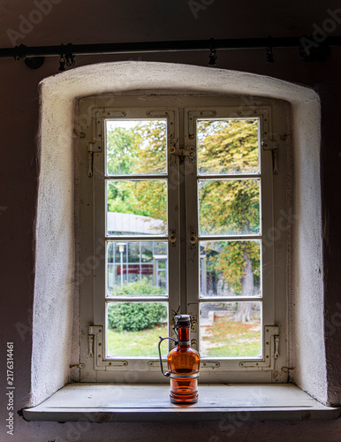 Historisches Küchefenster mit rustikaler Fensterbank, auf der Keramikbehälter und Glasflaschen stehen, Rüdersdorf, Brandenburg, Deutschland