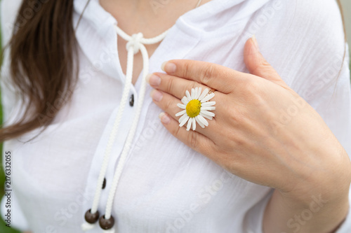 Canvastavla Woman hand with daisy flower flower placed gently on her chest