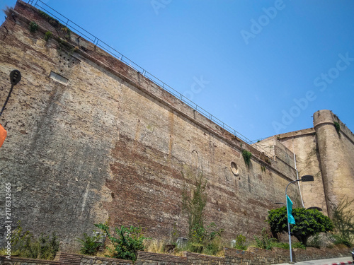 Quadro su tela Historic Casbah of Béjaïa fortress with weathered red-brick walls and protective